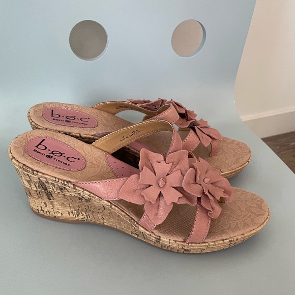 boc wedges with flowers